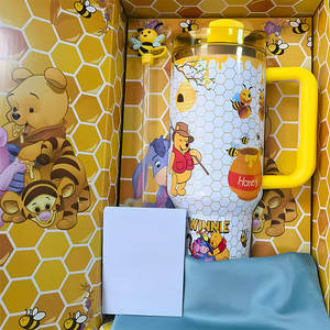 Termo Bear Designs de 40 oz, Taza de Viaje con Diseño de Winnie, de Acero Inoxidable Aislado, con Asa y Pajita - Product Image 4