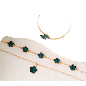 Parure de Bijoux Fleur Porte-Bonheur Plaqué Or – Bracelet, Collier Trèfle à Cinq Feuilles, Bague et Boucles d'Oreilles en Alliage - Product Image 5