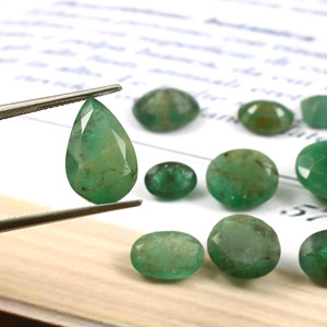 Piedra preciosa Esmeralda natural de alta calidad para joyería Forma mixta Corte de pera facetado Esmeralda verde Piedra preciosa al por mayor - Product Image 2