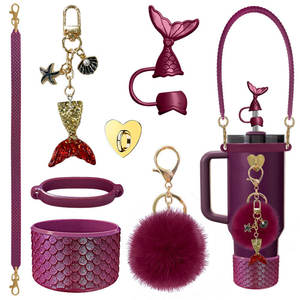 Vente en gros de stock pour ensemble de bouteilles d'eau en silicone, motif d'écailles de poisson 3D, paille, bouchon, chaîne de tasse, pompon, accessoires de sirène - Product Image 1