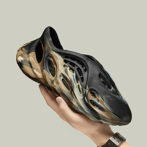 Sandales perforées Kanye 700, dessus en PVC camouflage, semelle intermédiaire en PU, semelle extérieure en EVA, semelle souple, tongs pour hommes, chaussures de plage, talon de 3 cm - Product Image 2