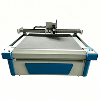 Machine de découpe CNC à couteau oscillant pour tissus, cuir, textiles, vêtements, housses de sièges et tapis de sol de voiture