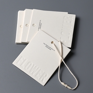 ป้ายแขวนเสื้อผ้าแบบกันขโมย พิมพ์โลโก้ลายนูน หรูหรา เป็นมิตรกับสิ่งแวดล้อม ผลิตจากกระดาษเนื้อพิเศษตามสั่ง - Product Image 2