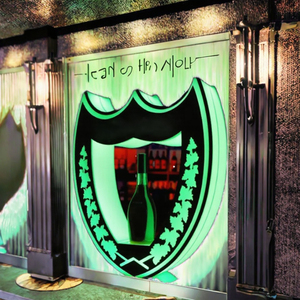 Support de présentation VIP moderne en acrylique avec logo personnalisé, éclairage LED lumineux et panneau de service pour clubs - Product Image 3