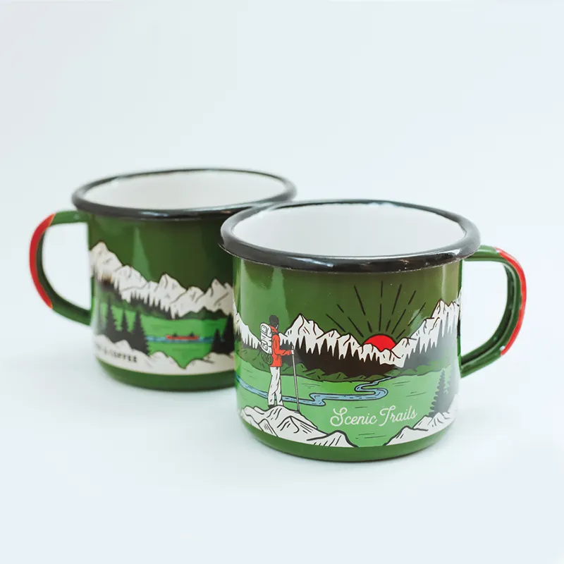 Рождественские праздничные недорогие металлические чашки для подарка с черным логотипом кофе путешествия Кемпинг эмаль