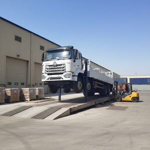 Camion à plateau plat 8x4 efficace |   Stabilisateurs hydrauliques + treuil + échelle renforcée pour un chargement rapide - Product Image 1