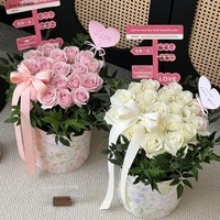 Boîte Cadeau Florale Rigide en Carton Blanc Stratifié, Réutilisable, Écologique et Recyclable, pour Arrangements Floraux – Modèle « Sweetheart Hug »