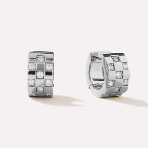 Venta al por mayor de fábrica: Pendientes de aro unisex anchos de oro laminado de 14k con microincrustaciones de moissanita VVS GRA para mujer - Product Image 1