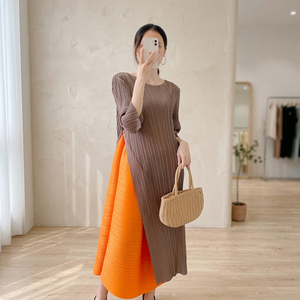 Robes plissées métalliques Miyake 2026 en gros pour femmes, style décontracté avec pompons, idéales pour le bureau - Product Image 2