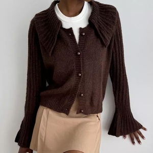 เสื้อคาร์ดิแกนไหมพรมพรีเมียมทรงเข้ารูปสำหรับผู้หญิง คอลเลคชั่นใหม่ประจำฤดูใบไม้ร่วง พร้อมกระดุมโลหะ ดีไซน์ทันสมัย - Product Image 4