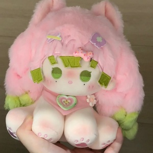 La adorable poupée en coton de 15 cm - <span class=keywords><strong>Figurine</strong></span> <span class=keywords><strong>Mitsuri</strong></span> Kanroji peut être utilisée comme décoration ou offerte en cadeau à des amis. - Product Image 1