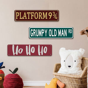 Targa in Metallo Retrò '9 3/4 Platform Grumpy Old Man' con Scritta 'Ho Ho Ho', Decorazione Natalizia per Casa, Arte Murale Festiva - Product Image 3