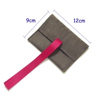 Pochette à bijoux en daim gris foncé avec logo argenté personnalisé 12*9cm, ruban et deux compartiments séparateurs
