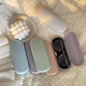 Boîte <span class=keywords><strong>à</strong></span> lunettes <span class=keywords><strong>à</strong></span> monture simple Ins crème portable légère personnalisée en usine Lunettes de soleil personnalisées en matériau de fer PU frais écologique - Product Image 5