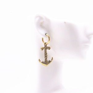 Pendientes de acero inoxidable yunnique con diseño minimalista en tono dorado para hombres y mujeres - Product Image 3