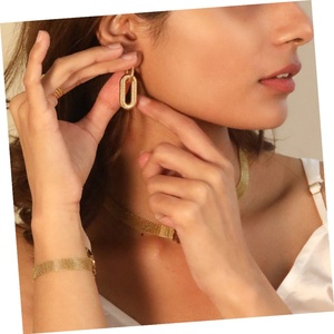 Pendientes Colgantes Vintage con Cadena Antideslustre, Geométricos, de Acero Inoxidable 18K, Chapados en Oro, con Doble Aro - Product Image 1