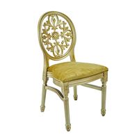 Chaise de mariage en résine dorée avec dossier ovale sculpté motif soleil et fleurs, coussin en velours doré, pour banquet