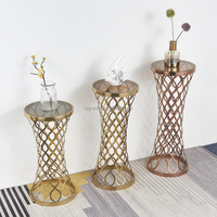 Support à fleurs de luxe pour banquets et mariages, en gros, avec cadre en acier inoxydable doré et plateau en verre, table de présentation pour villa et salon