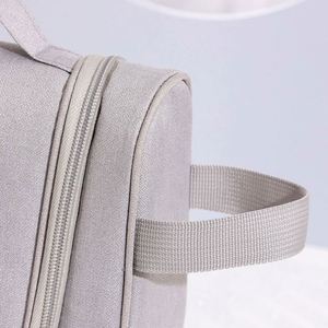 Bolsa de Maquillaje y Artículos de Aseo de Poliéster Impermeable con Cierre de Cremallera, Diseño Nuevo, Colgable, con Asa y Compartimentos para Almacenamiento de Cosméticos de Viaje - Product Image 6