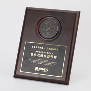 Trofeo Ecológico Sostenible de Madera de Nogal con Texto Grabado para Campañas Ambientales e Iniciativas Ecológicas - Product Image 3