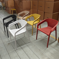 Chaise de salle à manger en plastique PP de conception moderne, mobilier d'extérieur, chaise de restaurant portable empilable, chaise de patio pour jardin, café
