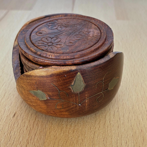 Ensemble de sous-verres en palissandre avec un design élégant en incrustation de laiton parfait pour un décor de table à manger intemporel de l'Inde - Product Image 3