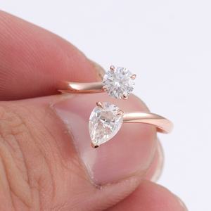 Bague en or jaune 10 carats, or blanc, moissanite, forme poire, 1 carat, rond, 0,4 carat, personnalisable, bague de mariage à deux pierres, bijoux fins - Product Image 2