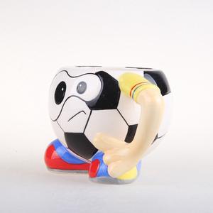 <span class=keywords><strong>Tasse</strong></span> de football de dessin animé 3D <span class=keywords><strong>personnalisable</strong></span> <span class=keywords><strong>tasse</strong></span> à café en céramique de conception unique avec pieds de poignée de bras <span class=keywords><strong>tasse</strong></span> d'eau lavable au lave-vaisselle mignonne - Product Image 3