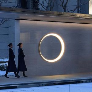 Lampe murale extérieure créative en forme de croissant de lune, en fer, 120 perles LED, à intensité variable, pour la décoration de portail de jardin - Product Image 2