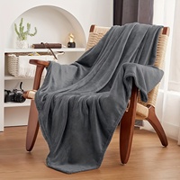 Vente en gros Couverture en flanelle légère et solide pour l'hiver Jeté en polaire tricoté super doux pour la literie du canapé et décoratif