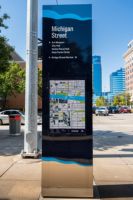 Panneau publicitaire sur pylône personnalisé, vertical étroit, pour extérieur, avec bande LED à bordure personnalisée, à faible entretien