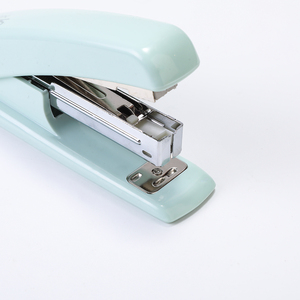 מהדק שולחני בצבע מקרון, תואם לסיכות 24/6, מהדק משרדי חמוד לכריכת מסמכים בבית ספר ובמשרד - Product Image 3