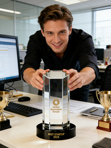 Trophée <span class=keywords><strong>de</strong></span> compétition professionnel personnalisé en acrylique léger - Personnalisation rapide du logo et du titre pour les summits sectoriels, les défis d'innovation - Product Image 4