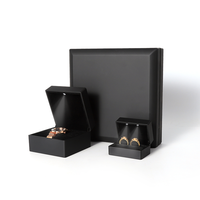 Boîte à bagues, bracelet et collier de style classique Emballage de bijoux Boîte à bijoux en plastique noir estampage or avec logo personnalisé et lumière LED