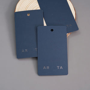 ป้ายแขวนเสื้อผ้าแบบปรับแต่งได้เป็นมิตรกับสิ่งแวดล้อมกระดาษแข็งพิมพ์โลโก้พร้อมชื่อสำหรับกระเป๋าเสื้อผ้ารองเท้าทำจากกระดาษทนทาน - Product Image 1