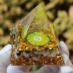 Pirámide de Resina del Signo Zodiacal Cáncer con Hojas de Oro e Inclusiones de Cristal para Decoración del Hogar u Oficina - Product Image 4