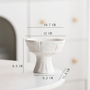Vase en céramique fait main blanc uni en forme de bécher, décoration minimaliste pour salon et meuble TV - Product Image 6