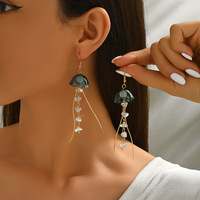 Boucles d'oreilles tendance en perles de verre oniriques avec créatures marines fluides et motifs pastèque
