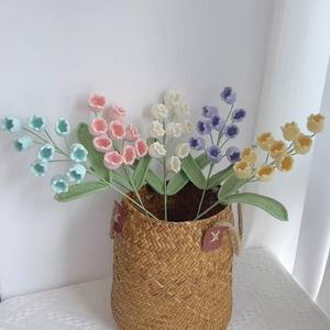 Ramo de Flores de Lirio de los Valles Hecho a Mano con Ganchillo, Arreglo Floral a Juego - Product Image 1