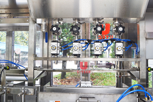 Machine d'embouteillage de capsulage de remplissage d'eau pure automatique de type linéaire 4-4-1 500BPH de bouteille de <span class=keywords><strong>jerrican</strong></span> en plastique de 5 <span class=keywords><strong>litres</strong></span> - Product Image 4