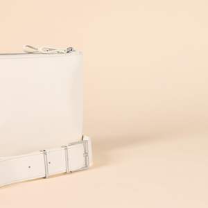 Bolso Bandolera Minimalista para Mujer con Correa de Hombro Ajustable y Extraíble, en Piel Sintética Imitación Piel de Oveja - Product Image 2