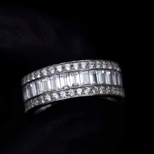 Anillo de Hombre YuyingGems Personalizado en Plata 925 Chapada en Oro Blanco con Diamantes Moissanite en Corte Baguette Color D - Product Image 5