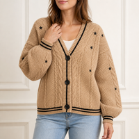 Cardigan personnalisé pour femme en tricot torsadé, col en V, beige camel, broderie étoile, manches longues, boutons sur le devant, fabrication OEM ODM, vente en gros