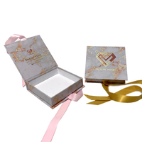 Petite boîte d'emballage en papier rigide de luxe pour bijoux et montres avec fermeture en ruban de soie et poignée d'impression par stratification mate