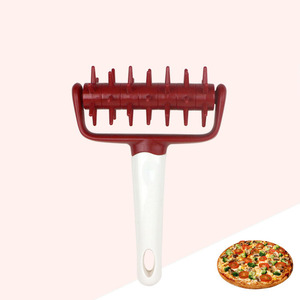 Rullo Multi-Punto <span class=keywords><strong>per</strong></span> Forare la <span class=keywords><strong>Pizza</strong></span> <span class=keywords><strong>con</strong></span> Impugnatura Comoda <span class=keywords><strong>per</strong></span> una Preparazione Facile e Uniforme della Crosta - Product Image 1