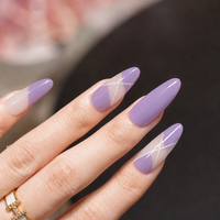 Faux ongles longs en amande à presser, base nude, violet lavande, blocs de couleur géométriques, ligne blanche, brillants