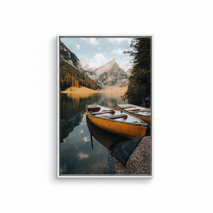 Impression sur toile Bateau sur lac de montagne : Décoration murale bohème avec photographie naturelle, toile encadrée blanche - Product Image 2