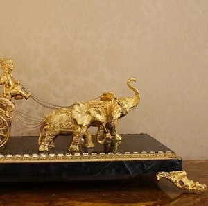 Đồng Hồ Xe Đẩy Bằng Đồng Mạ Vàng Phong Cách Thời Trung Cổ Với Đế Bằng Đá Cẩm Thạch, Đồng Hồ Cổ Bằng Vàng - Product Image 4