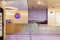 Conception de comptoir de boulangerie incurvé entièrement personnalisable, mobilier de vitrine pour café-boulangerie, design d'intérieur de boulangerie