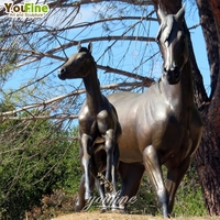 Statue de cheval anglais de race pleine croissance en bronze grandeur nature, sculpture réaliste, fabrication artisanale par moulage à la cire perdue pour la décoration de jardins, de propriétés et d'hôtels